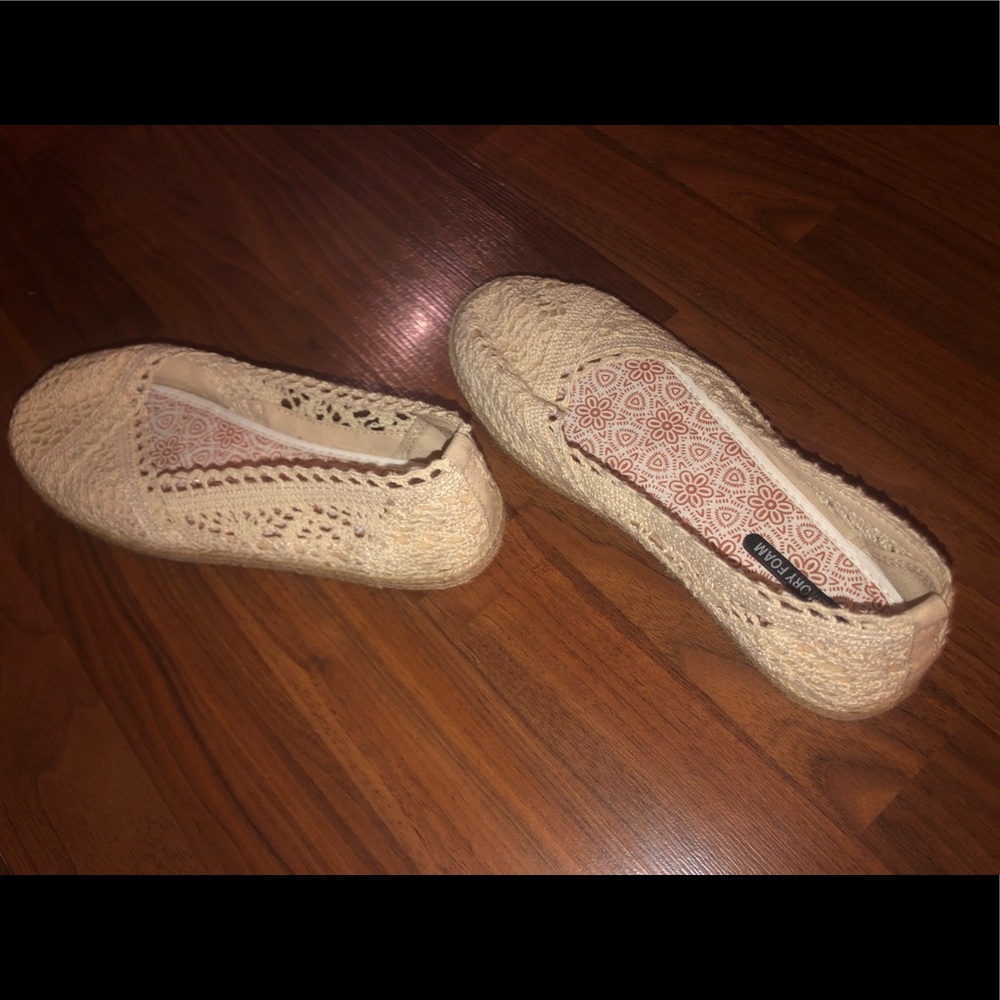 LACE SLIP ON SANDALS || NEVER WORN ||